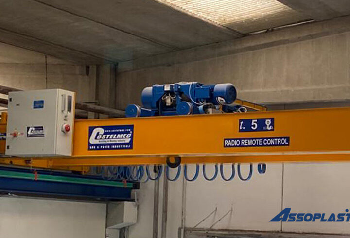 Carroponte con Remote Control per lo Spostamento di Casse Isotermiche | ASSOPLAST