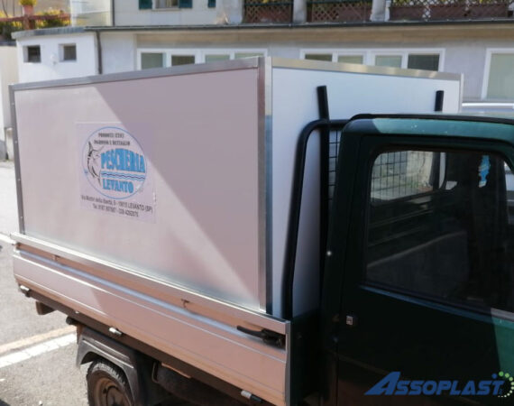 Cassa Mobile Isotermica cerificata ATP Installata su ApeCar per il Trasporto del Pesce, Pescheria a Levanto | ASSOPLAST