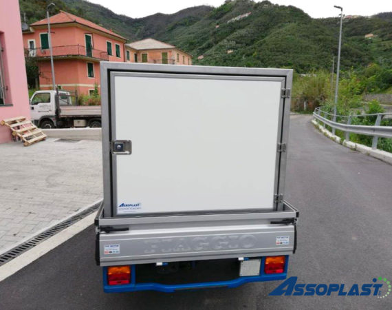 Cella Mobile Isotermica con vaschetta raccolta liquami per il trasporto pesce fresco | ASSOPLAST