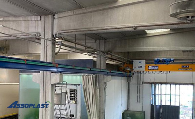 Carroponte Installato in Officina per lo Spostamento di Carichi Pesanti | ASSOPLAST